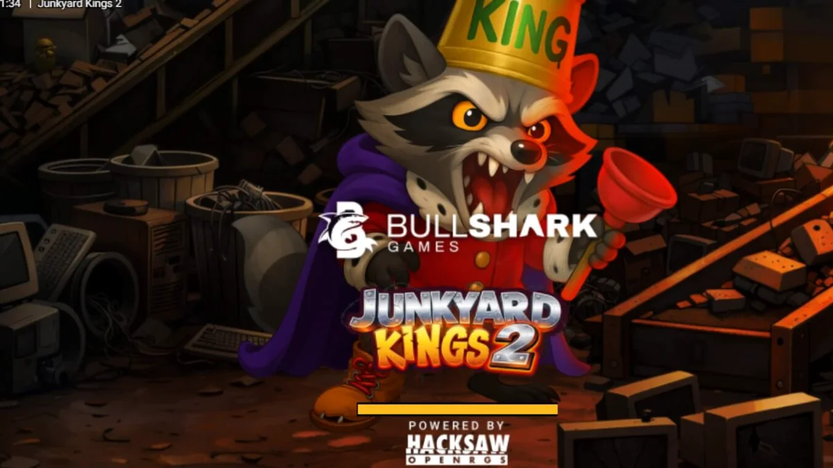 Tampilan visual game slot Junkyard Kings 2 dengan tema rakun dan barang rongsokan.