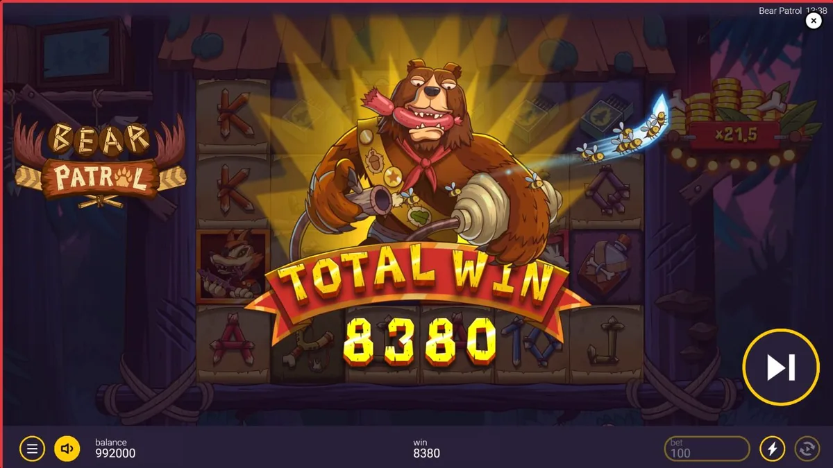 Suasana hutan misterius dalam slot Bear Patrol